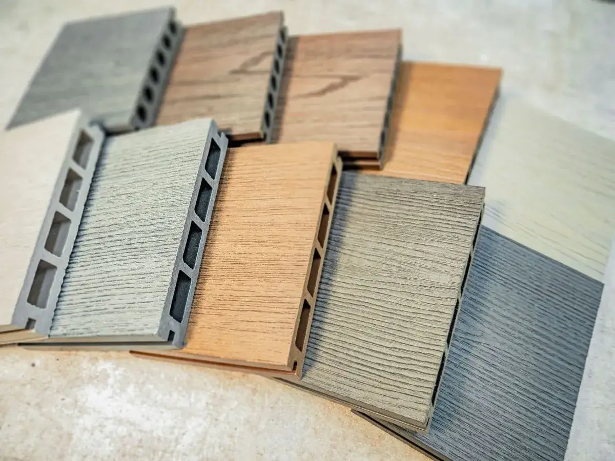 Muestras de tarimas de madera compuesta en varios tonos, ¿cuál es la mejor madera para tu proyecto?