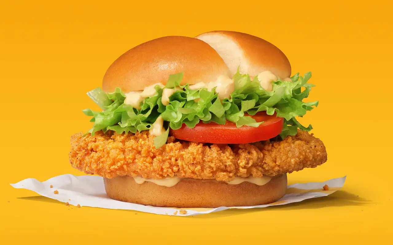 Chikker McDonald z chrupiącym kurczakiem, świeżą sałatą i pomidorem, polany pysznym sosem.