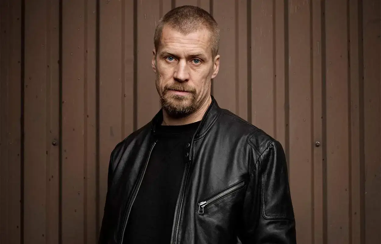 Jens Hult&eacute;n, k&auml;nd fr&aring;n filmer och tv-program, b&auml;r en svart l&auml;derjacka.
