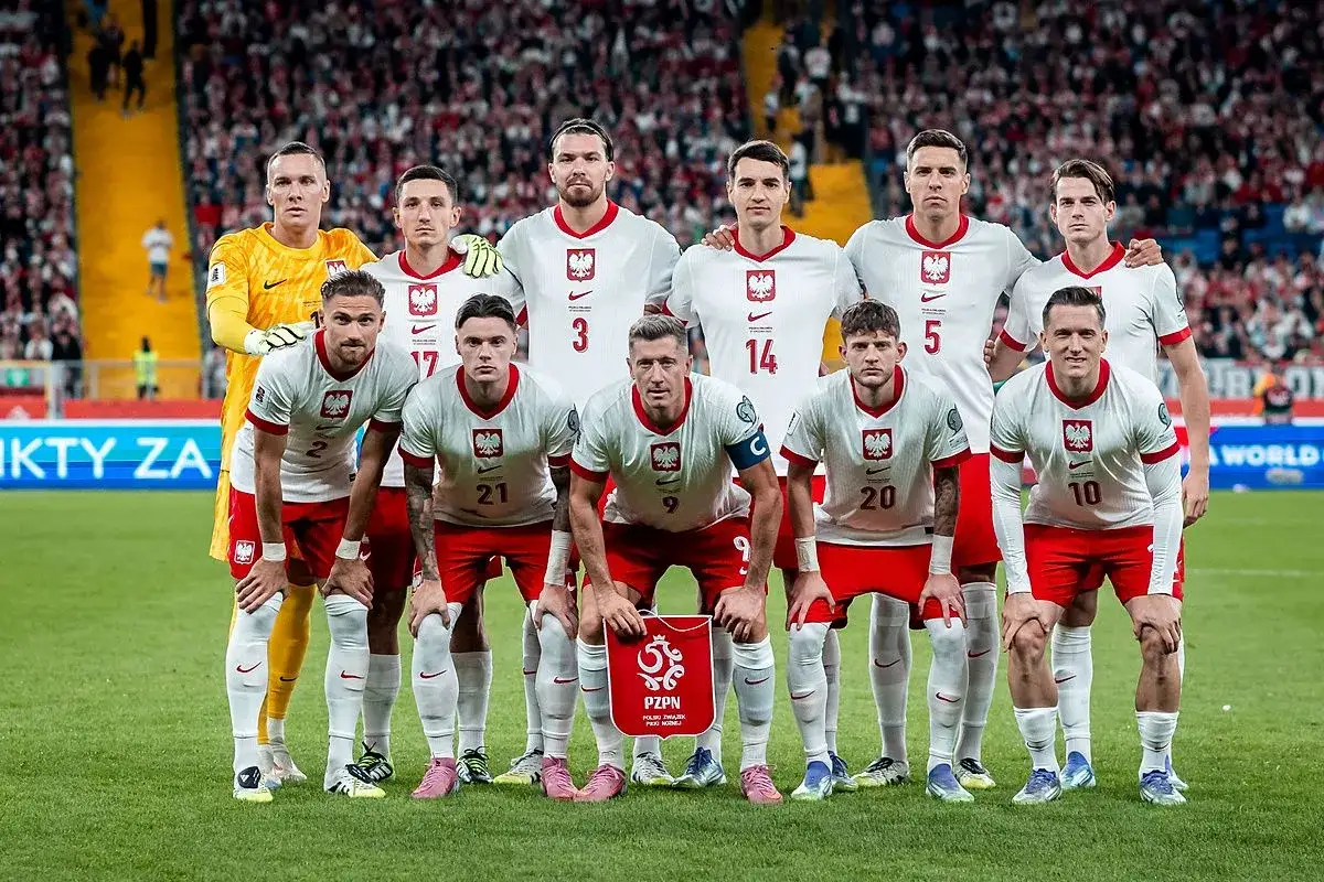 Piłkarze reprezentacji Polski w komplecie, gotowi do meczu. Dumni z powołania do reprezentacji, prezentują się przed kibicami.