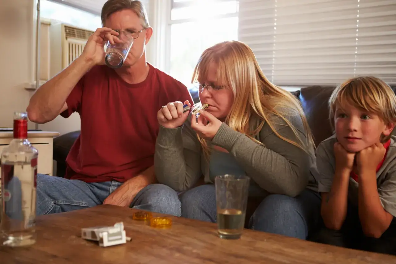 Un padre beve, una madre prepara una pipa, un bambino osserva. Un test per scoprire se tuo figlio si droga?