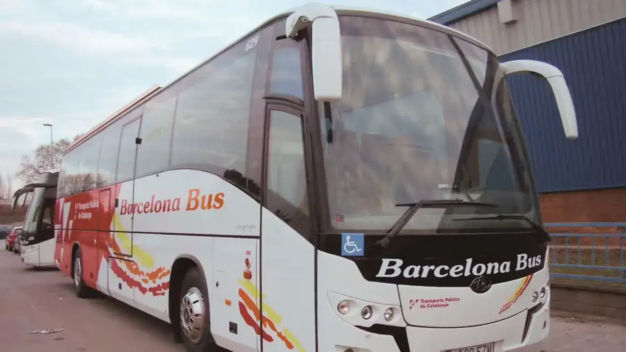 Autobusy Barcelona Bus czekają na pasażerów, gotowe do podróży z Girony do Barcelony.