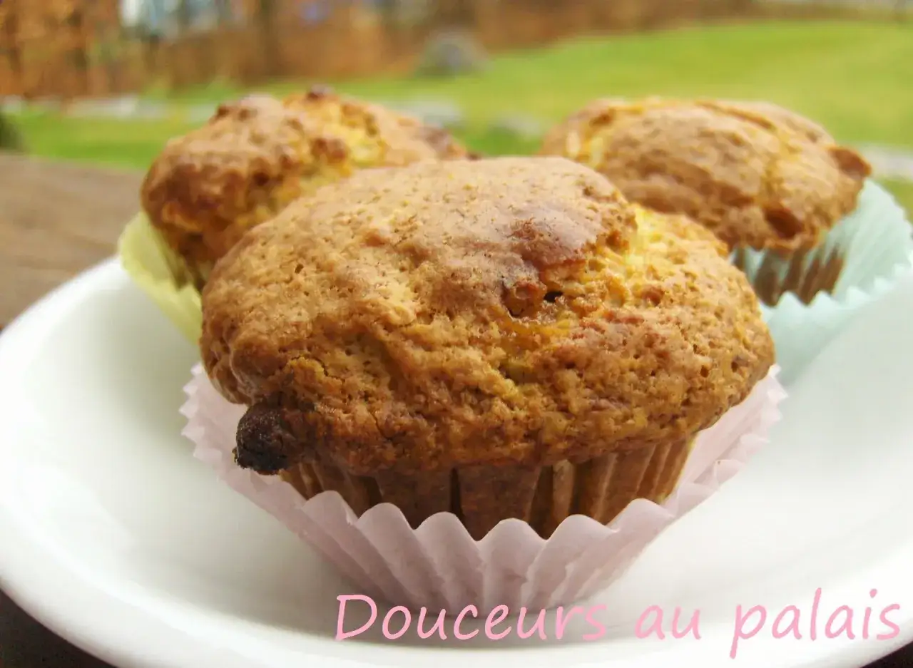 Trois muffins banane caramel dorés, prêts à régaler les papilles. Douceurs au palais.