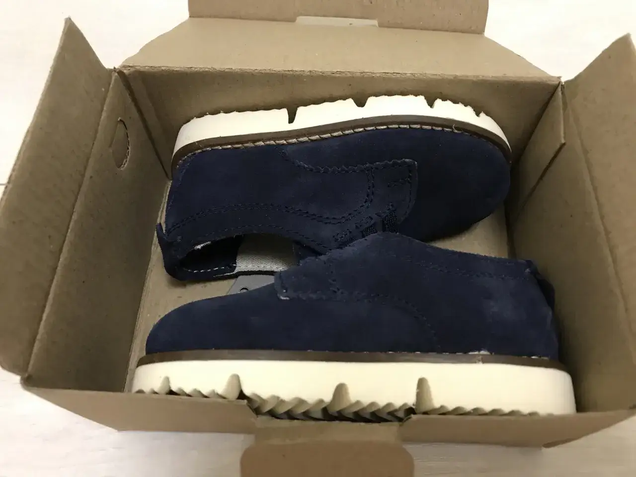 Granatowe, zamszowe buty dziecięce w pudełku. Czy na Zalando są oryginalne buty? Tak, te wyglądają na autentyczne!