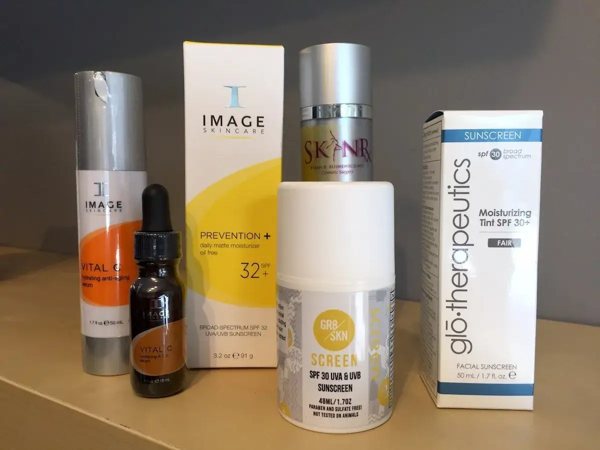 Hudv&aring;rdsprodukter med c vitamin solskydd. Flera kr&auml;mer och serum, inklusive solskyddsfaktor 30.