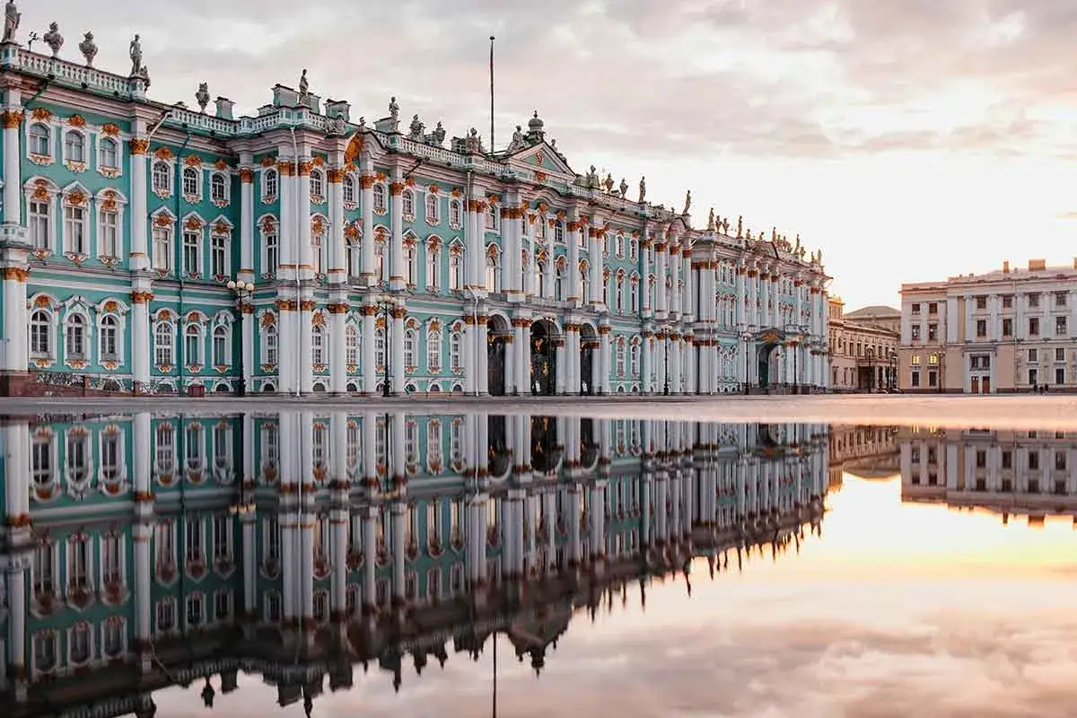 Imponujący, turkusowy pałac z białymi kolumnami odbija się w wodzie. To największy pałac na świecie, który zachwyca swoją architekturą.