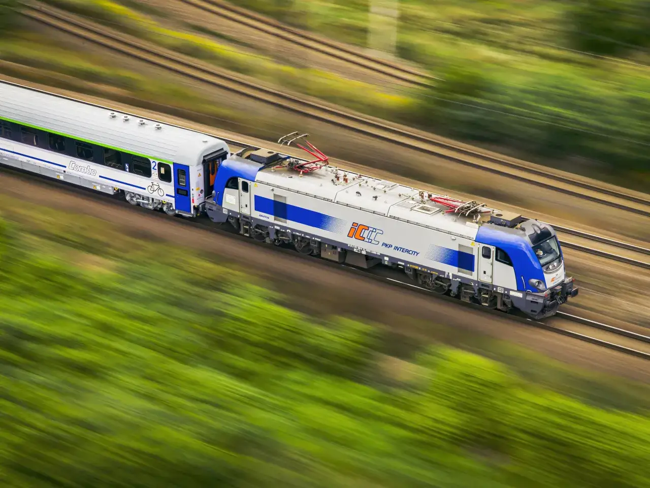 Pędzący pociąg PKP Intercity z widocznym wagonem 
