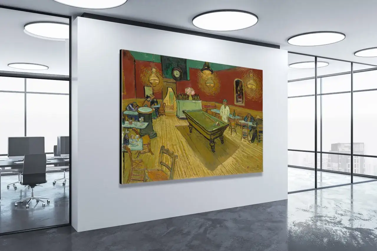 Nocna kawiarnia Van Gogha, z jej ciepłym, żółtym światłem i atmosferą, wisi na ścianie nowoczesnego biura.
