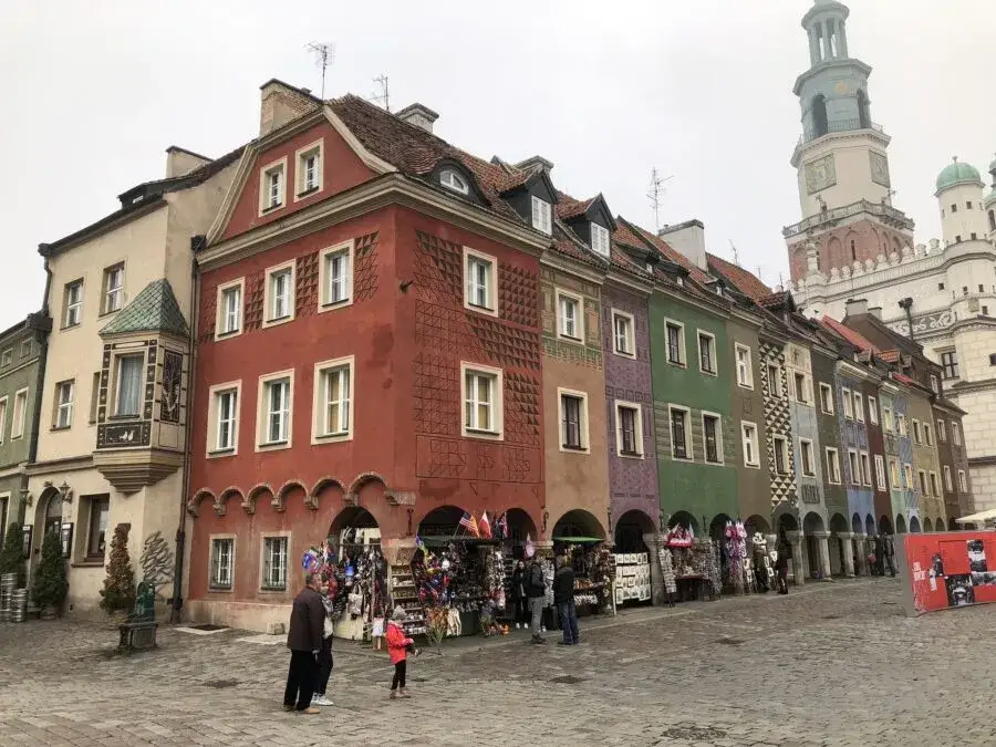 Kolorowe kamieniczki na Rynku w Poznaniu. Stare miasto Poznań zachwyca architekturą i kramami z pamiątkami.