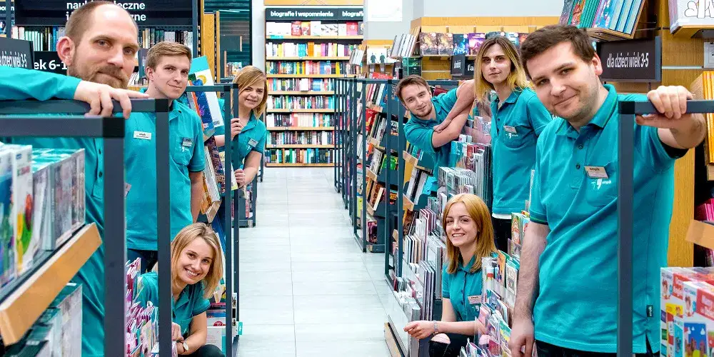 Pracownicy Empik w pracy, różne stanowiska