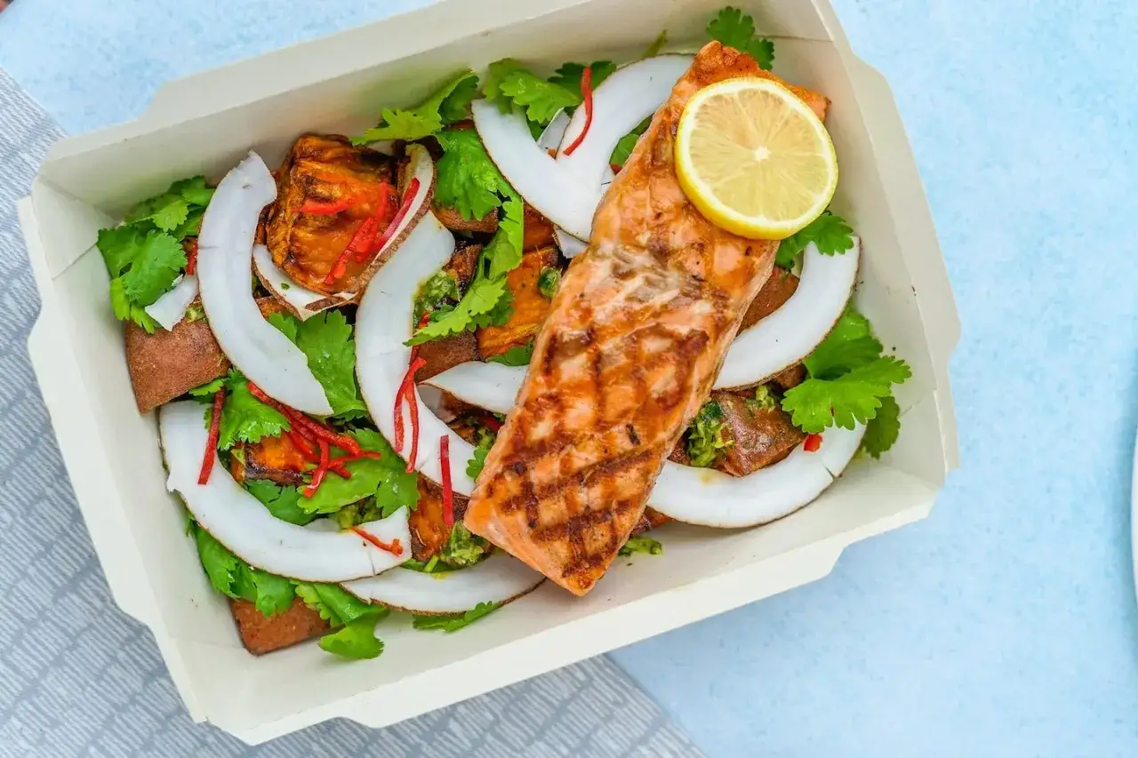 Grillowany łosoś z batatami, kokosem i kolendrą. Idealne danie, które pokazuje, na czym polega dieta keto: zdrowe tłuszcze i białko.