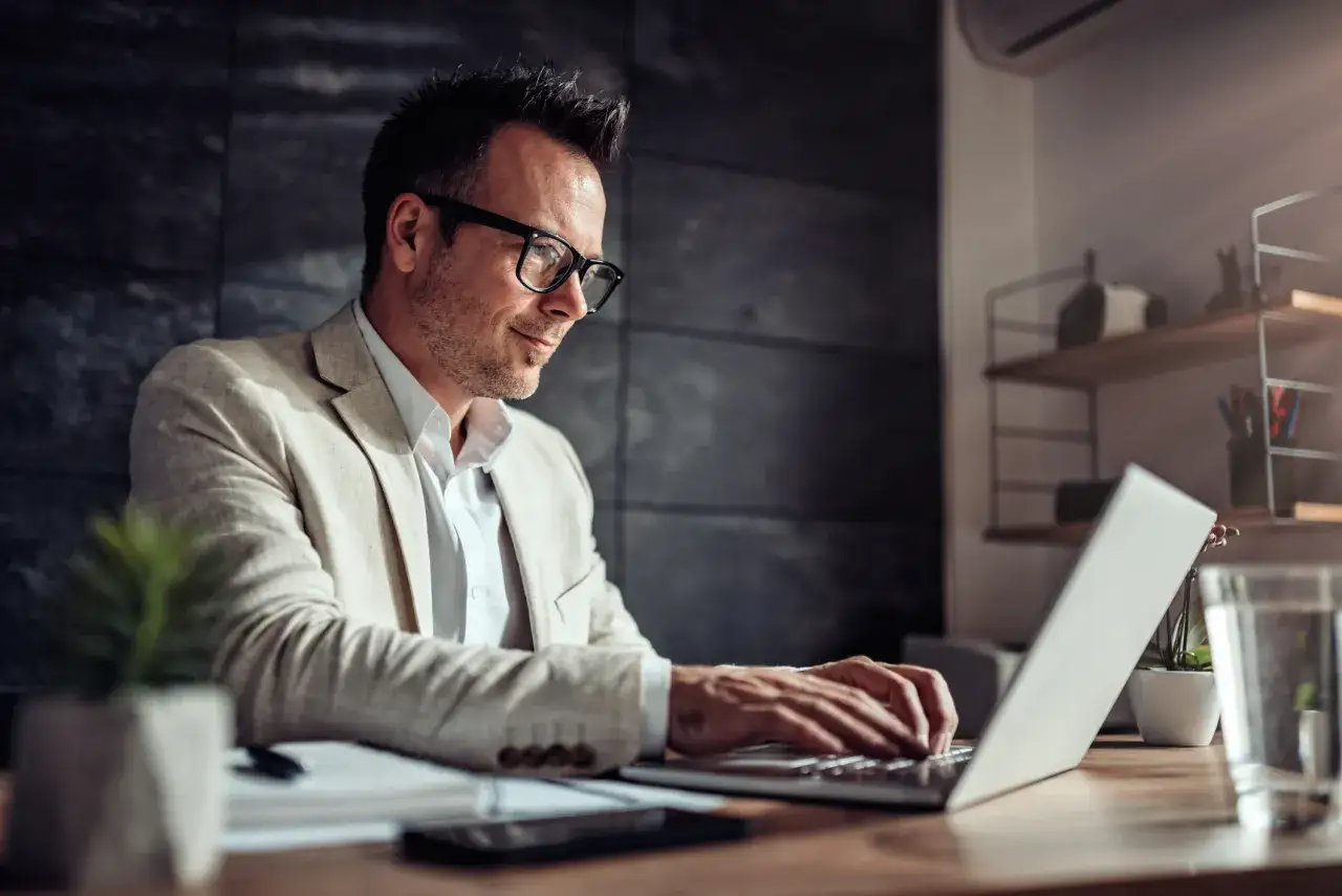 Osoba przeglądająca oferty mieszkań na laptopie