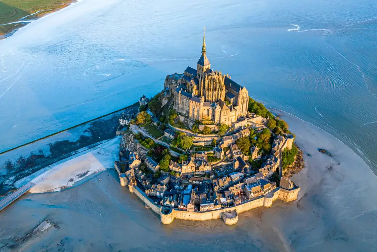 Le Mont-Saint-Michel, un joyau m&eacute;di&eacute;val sur son &icirc;lot rocheux, est sans doute l'un des plus beaux endroits de France.