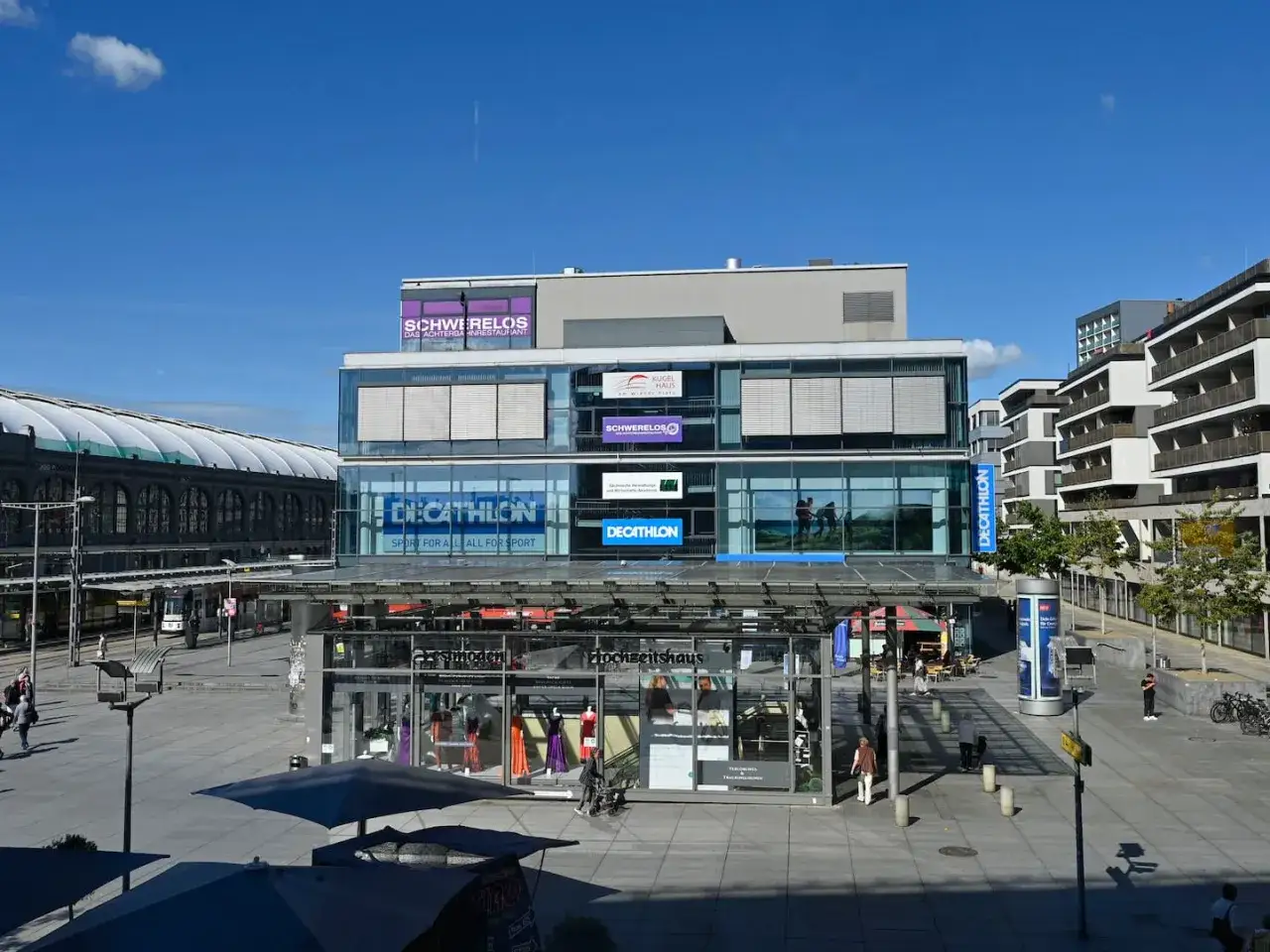 Moderne Geb&auml;ude am Wiener Platz mit Decathlon-Gesch&auml;ften und einem Restaurant.