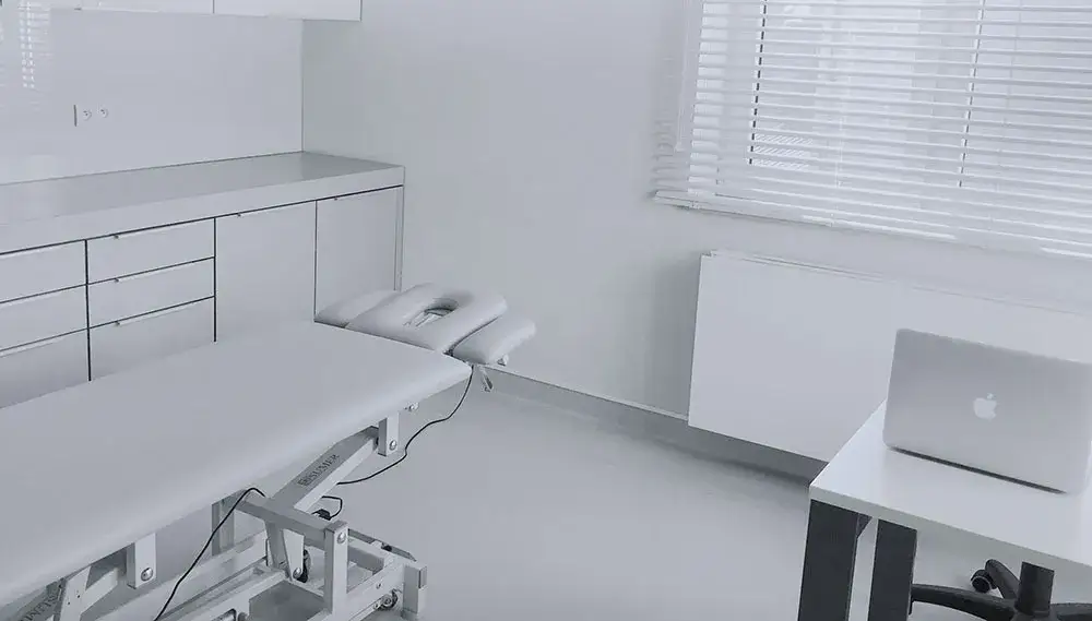 Wnętrze nowoczesnego gabinetu fizjoterapii