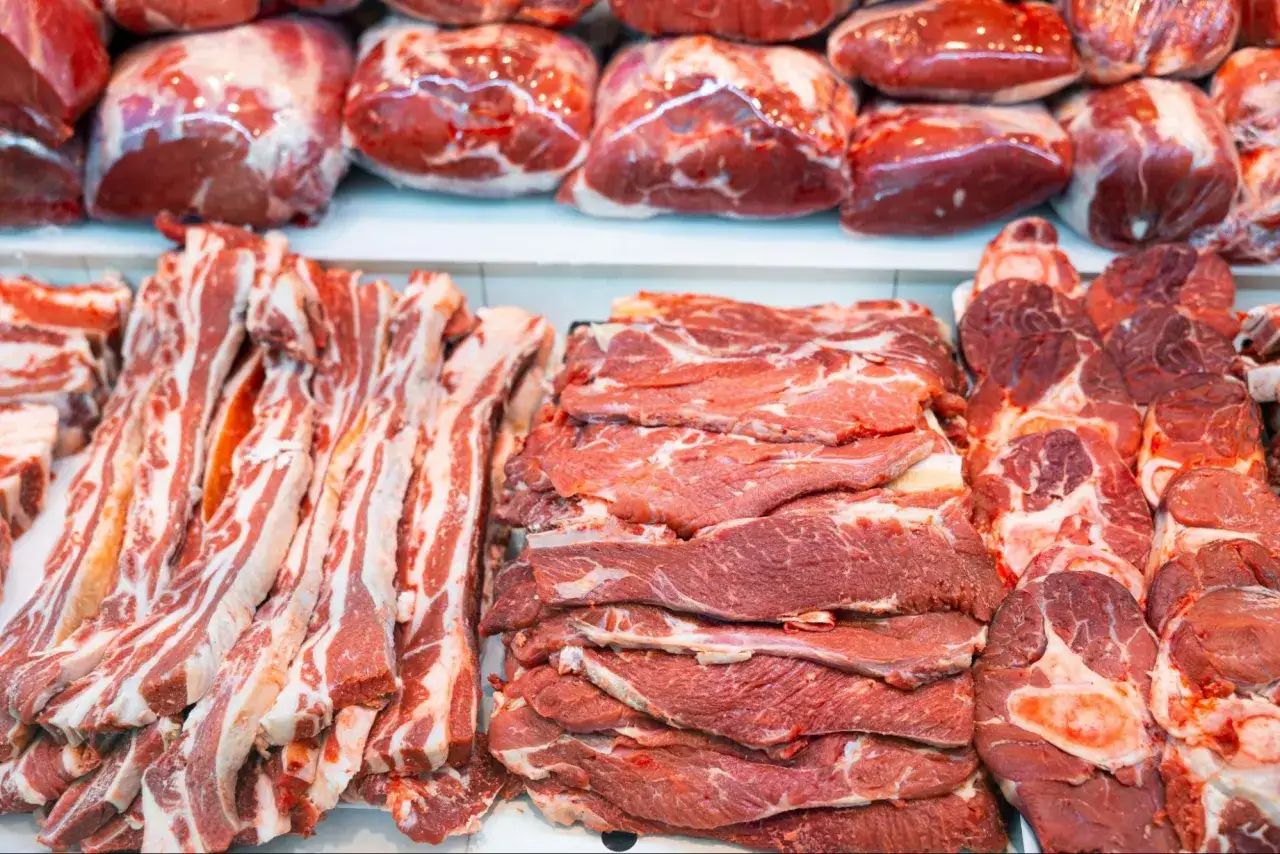 Assortiment de viande &agrave; griller, des c&ocirc;tes, des steaks et des morceaux emball&eacute;s, pr&ecirc;ts pour le barbecue.