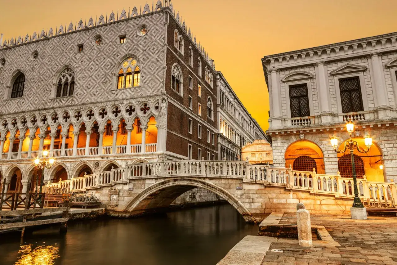 Ponte dei Sospiri, parte del palazzo delle prigioni a Venezia, illuminato al tramonto.
