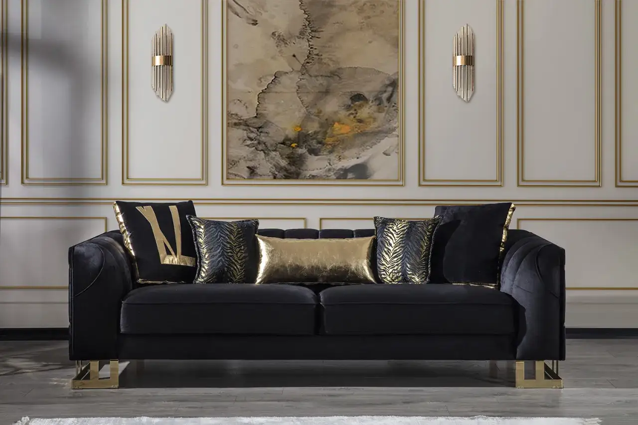 Elegante divano in velluto nero con cuscini dorati e zebrati. Un tocco di lusso per ogni salotto, con pro e contro da valutare per un acquisto consapevole.