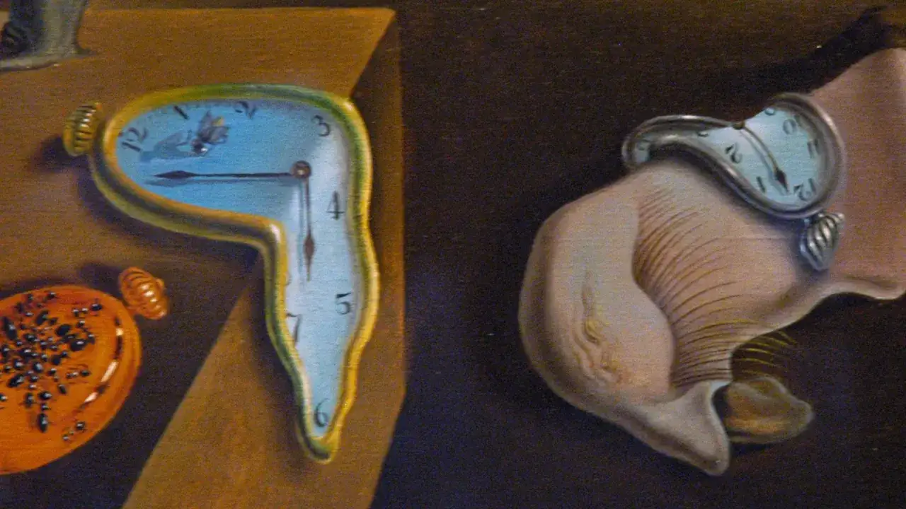 Smeltende klokken, een symbool van la persistance de la mémoire, drijven op een surrealistisch landschap. Een oranje vrucht ligt ernaast.