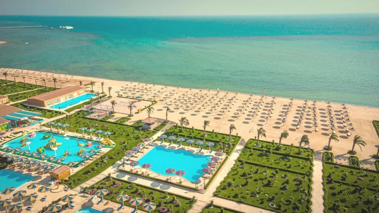 Rajski hawaii paradise aqua park resort z basenami, zjeżdżalniami i plażą nad turkusowym morzem.