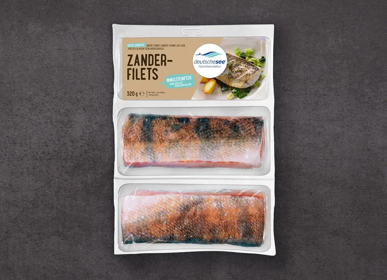 Zwei tiefgekühlte Zander-Filets in einer Verpackung. Der Zander stammt aus nordeuropäischen Seen.