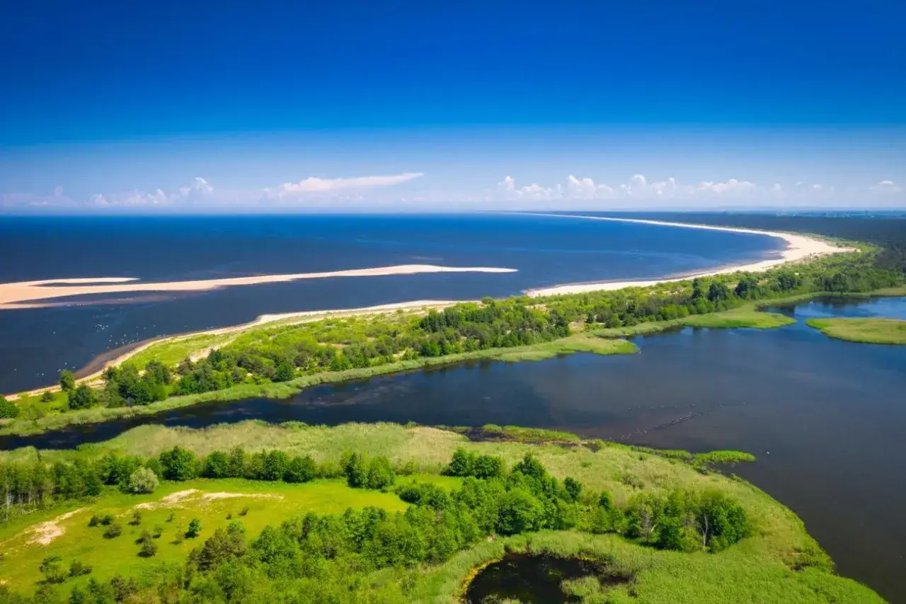 Malownicza wyspa Sobieszewska oferuje liczne atrakcje: szerokie plaże, lasy i spokojne wody. Idealne miejsce na wypoczynek.