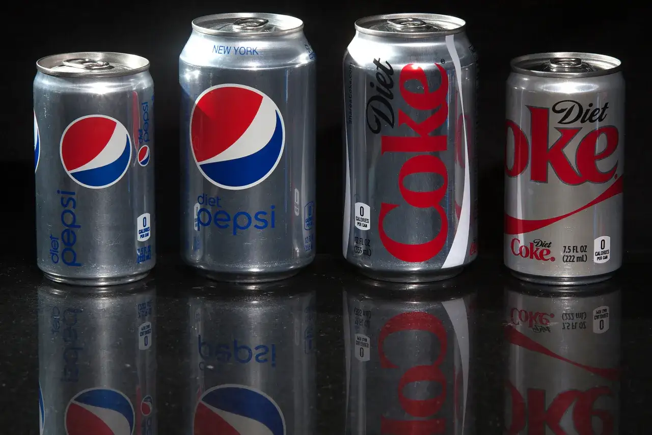 Cztery puszki napojów: dwie Diet Pepsi i dwie Diet Coke. Słodzone aspartamem, bez kalorii.