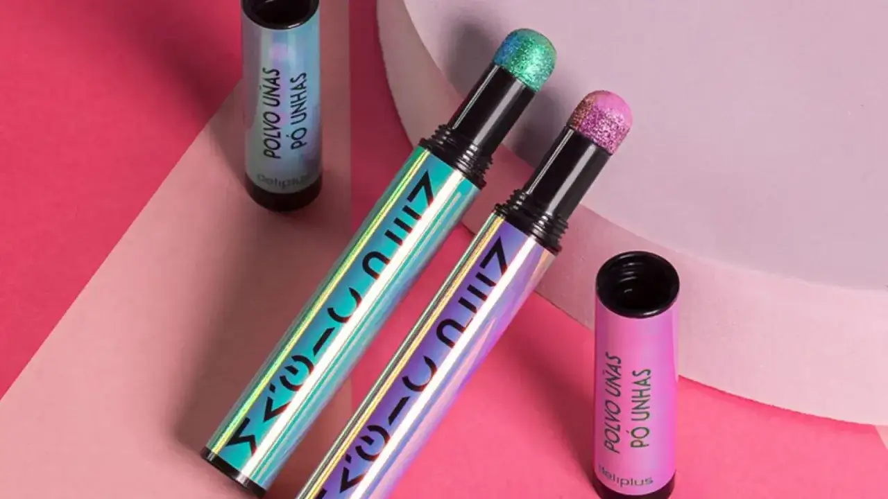 Polvos para uñas con brillo, verde y rosa, que crean un efecto **mercadona magic** en tus manos.