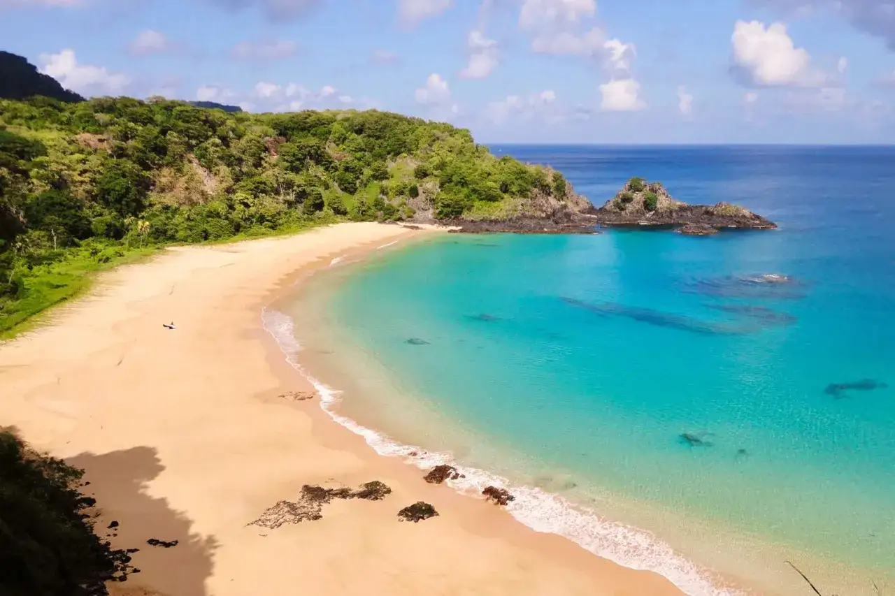 Rajska plaża na Fernando de Noronha, z turkusową wodą, złotym piaskiem i bujną zielenią. Idealne miejsce na relaks.