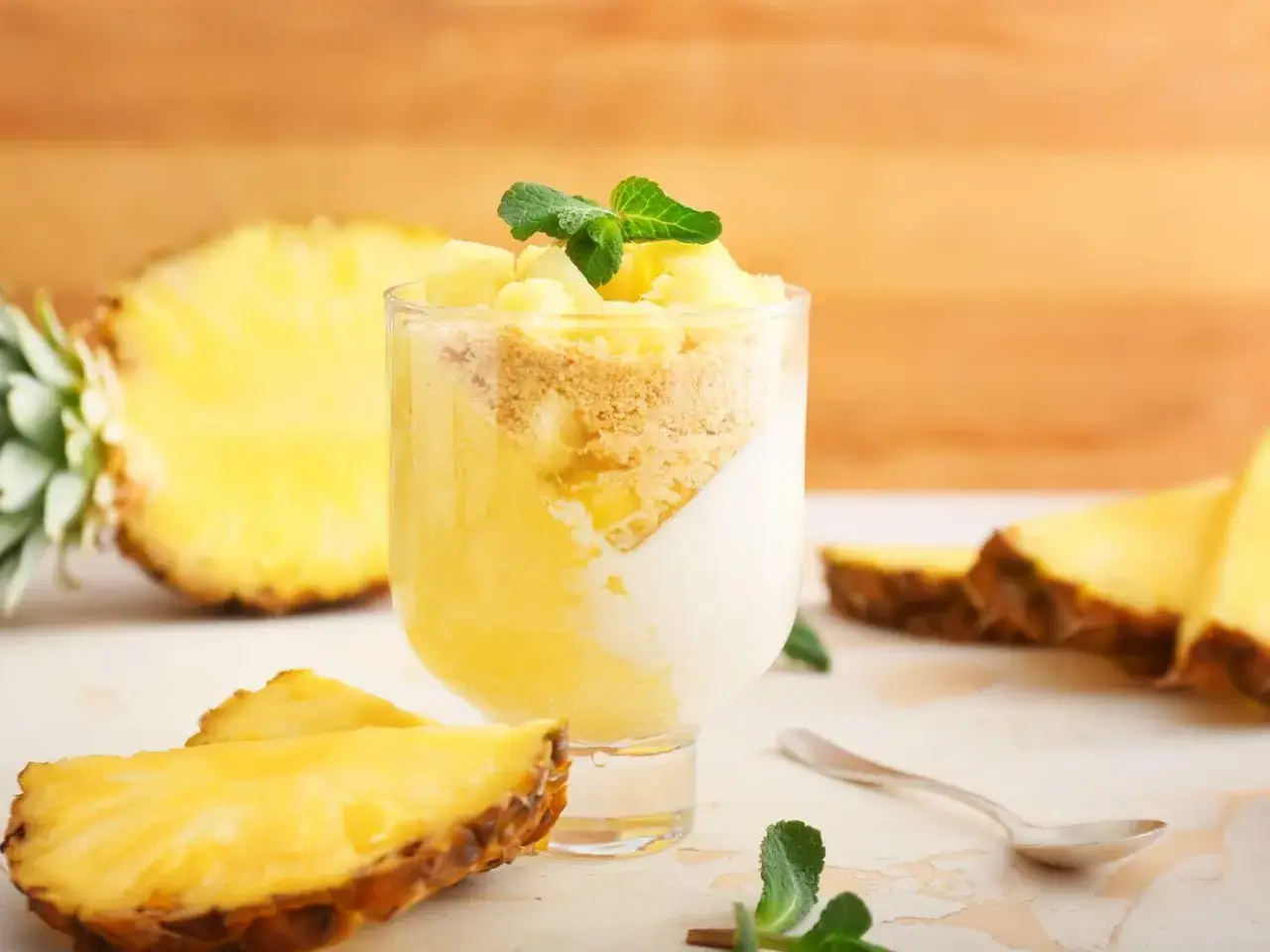 Delizioso dolce con ananas fresco, yogurt e crumble. Un'esplosione di gusto tropicale in un bicchiere.