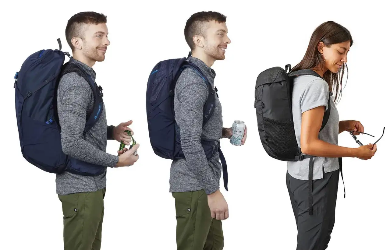 Trois personnes portent des sacs à dos de tailles différentes. L'homme de gauche a un grand sac bleu, celui du milieu un sac bleu moyen, et la femme de droite un sac noir.