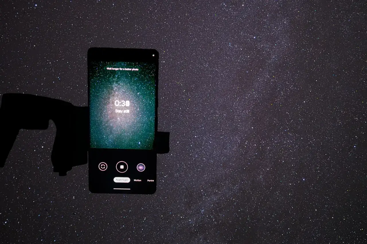 Telefon w trybie nocnym, z odliczaniem 0:30, pokazuje jak zrobić zdjęcie gwiazd telefonem.