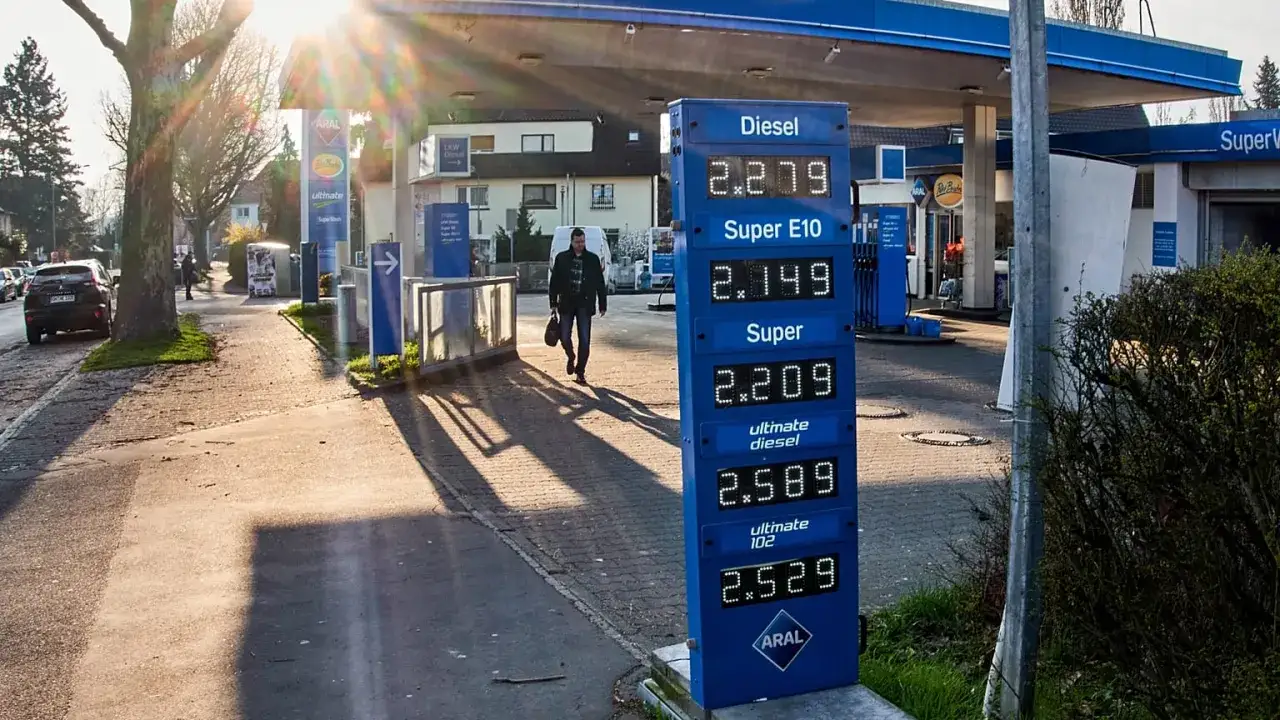 Cena benzyny w Niemczech na tablicy stacji ARAL: Diesel 2.279, Super E10 2.149, Super 2.209.