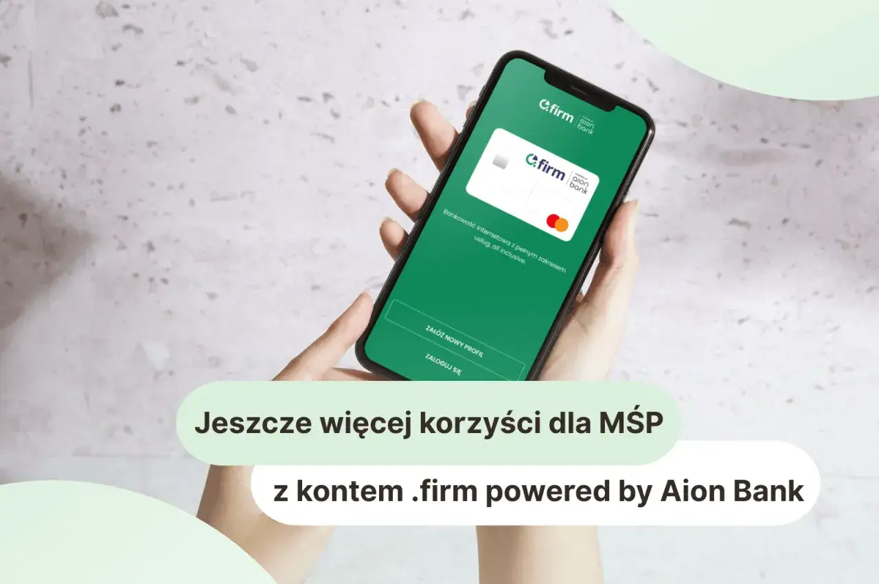 Dłoń trzyma smartfon z aplikacją bankową .firm powered by Aion Bank. Ekran pokazuje kartę i opcje logowania.