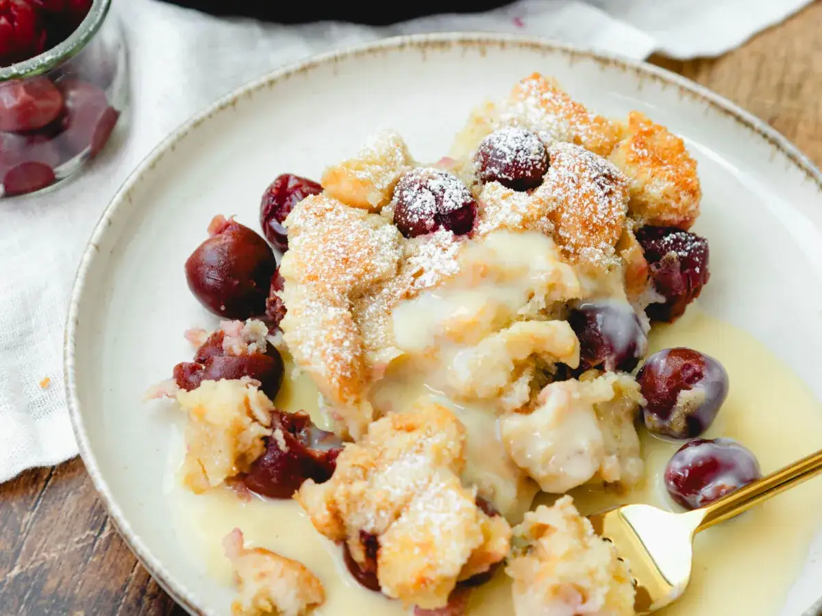 Ein k&ouml;stlicher Kirschenmichel, frisch aus dem Ofen, mit Puderzucker best&auml;ubt und in Vanillesauce serviert. Ein tolles Rezept!