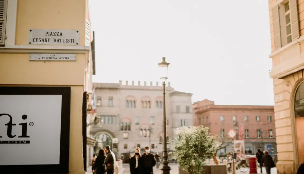 Piazza Cesare Battisti a Parma, un luogo da scoprire. Edifici storici e scorci suggestivi per chi cerca cosa vedere.