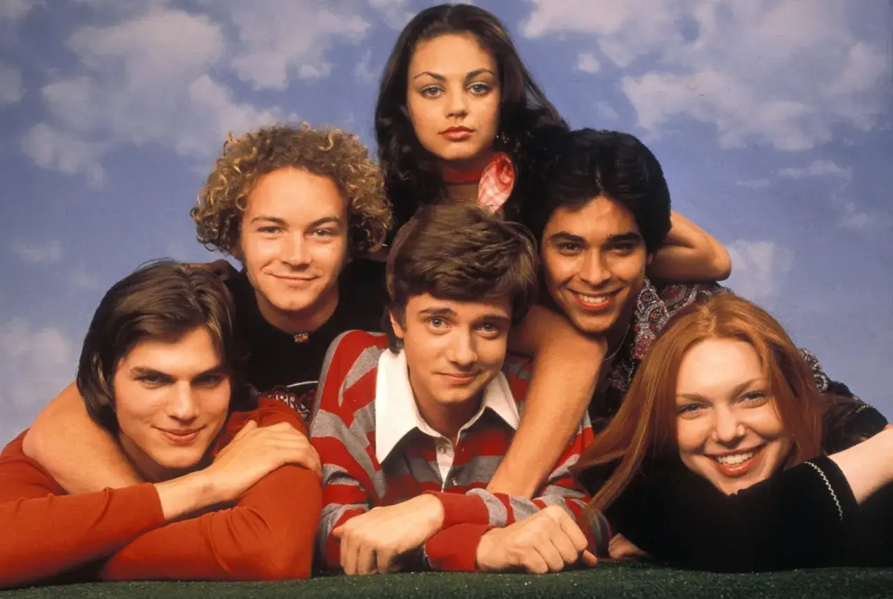Här är hela rollistan i That '70s Show, samlade för ett klassiskt gruppfoto.