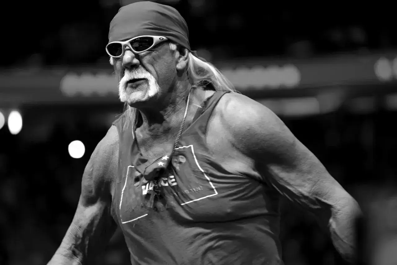 Hulk Hogan nie żyje. Ikona wrestlingu w charakterystycznej opasce i okularach, z siwą brodą.
