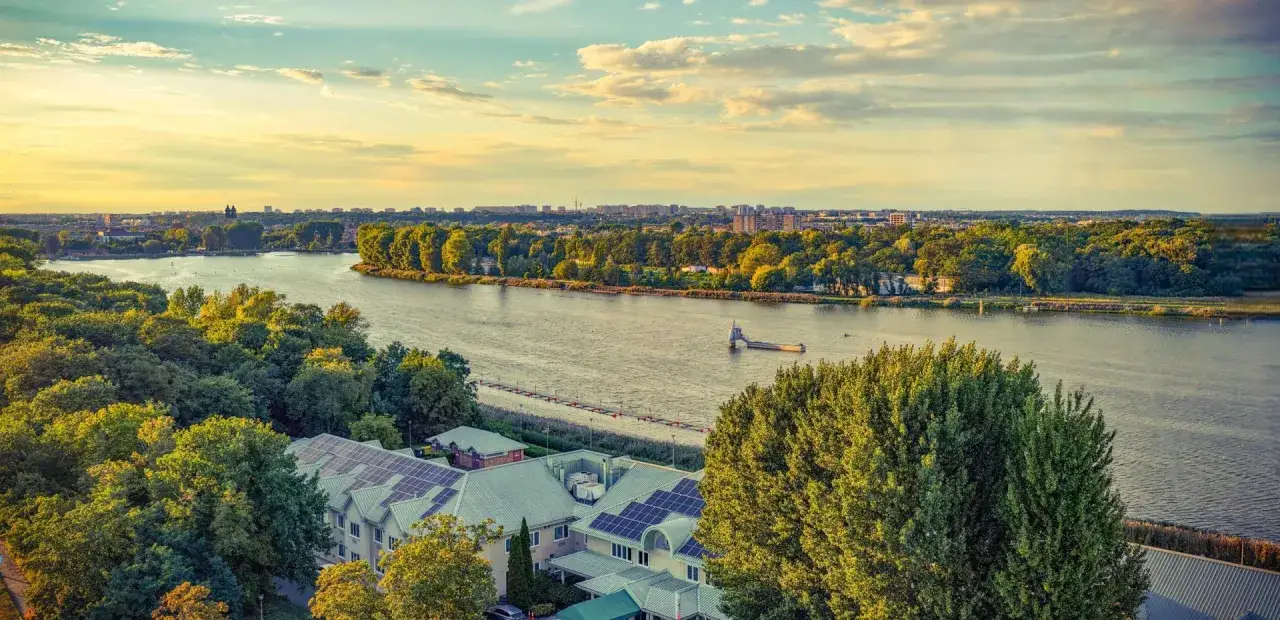 Zachód słońca nad Wartą w Poznaniu. Idealne miejsce na romantyczny spacer, odkrywając poznańskie atrakcje dla par.