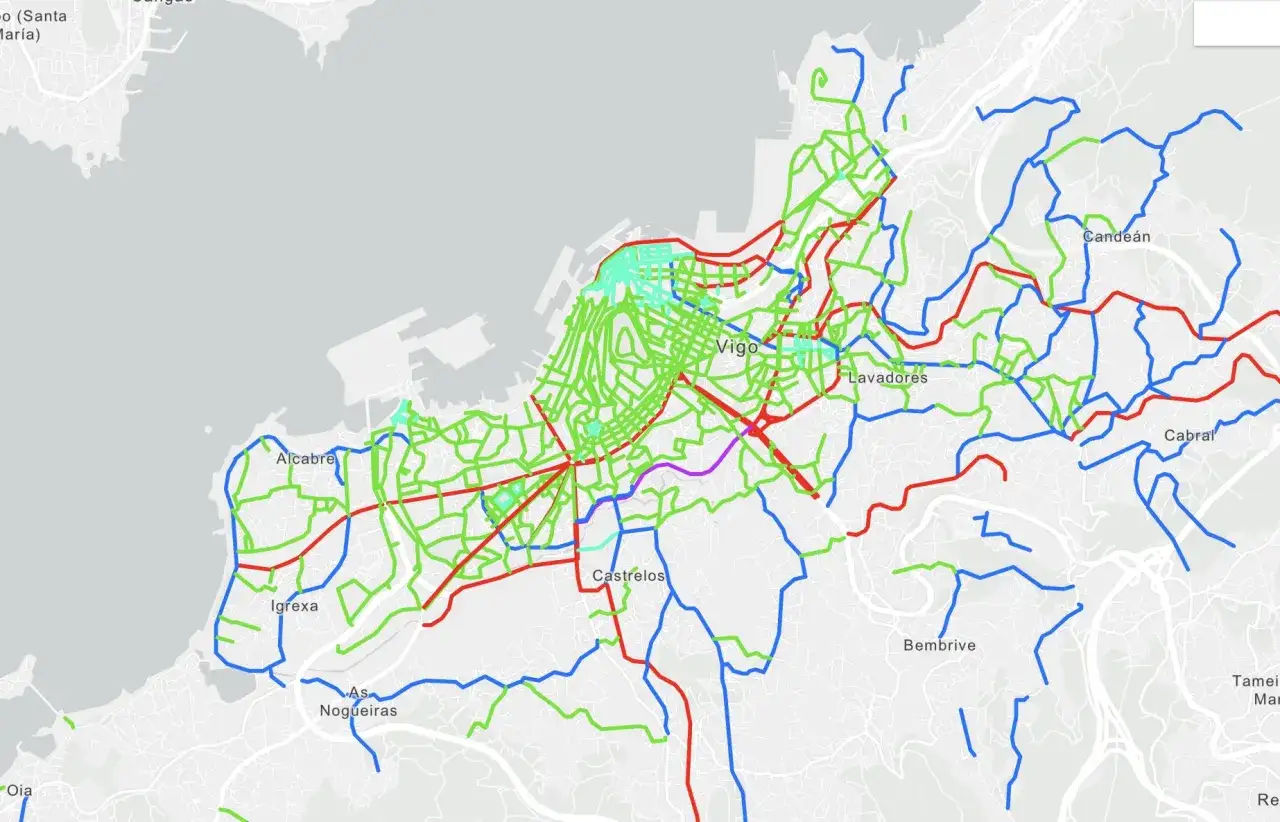 Mapa de rutas de tr&aacute;fico en Vigo, ideal para planificar ir a Vigo en coche. Se ven calles verdes, rojas y azules.