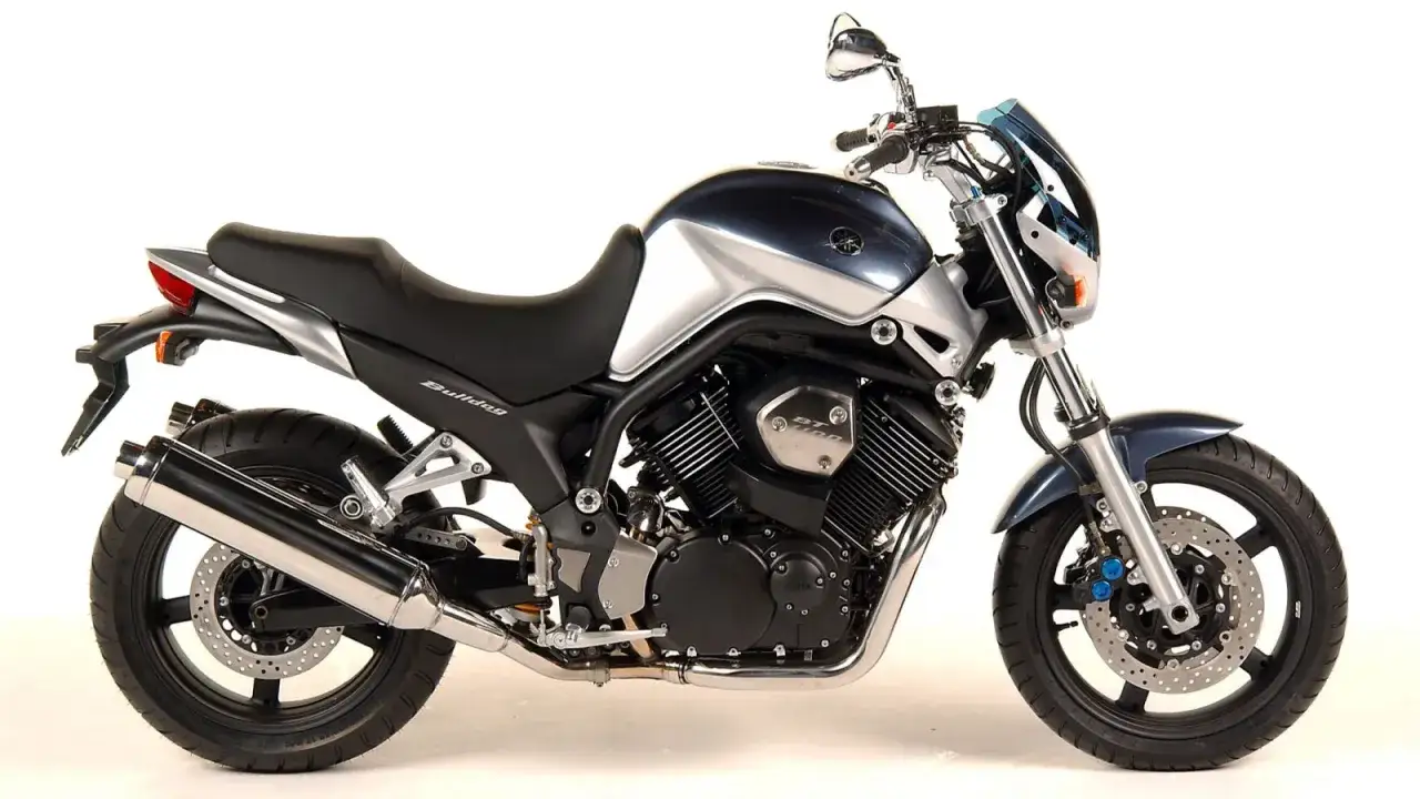 Yamaha Bulldog 1100 ficha t&eacute;cnica: moto naked azul y plateada, motor V2, escape cromado, asiento negro.
