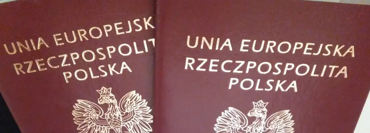Dwa polskie paszporty. Chcesz wiedzieć, jak sprawdzić ważność paszportu online?