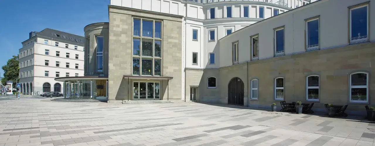 Moderne Architektur am Oper Wuppertal mit gro&szlig;em Platz und Au&szlig;ensitzpl&auml;tzen.