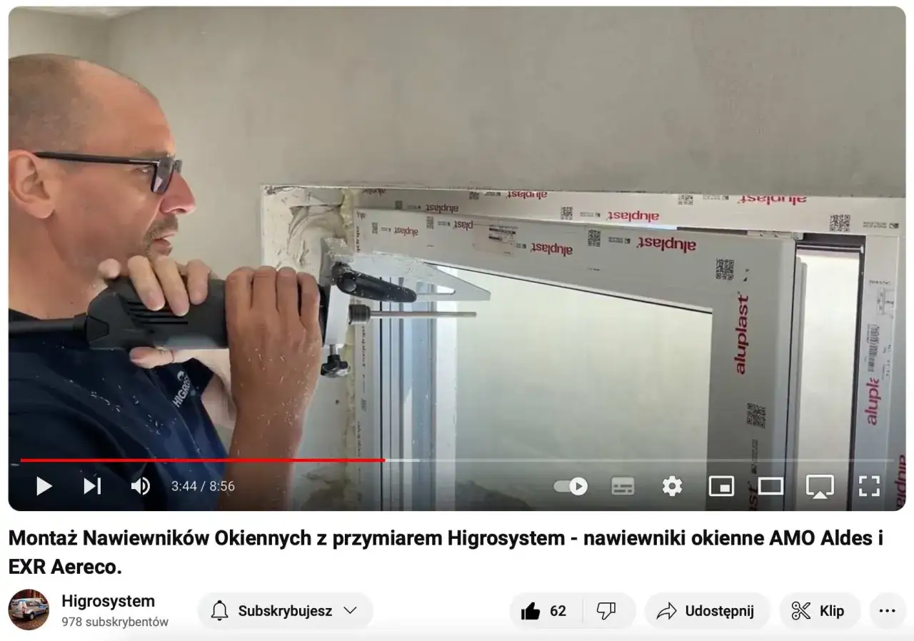 Montaż nawiewników okiennych z przyrządem Higrosystem. Widać tu montaż wywietrzników w oknach, co zapewnia lepszą cyrkulację powietrza.