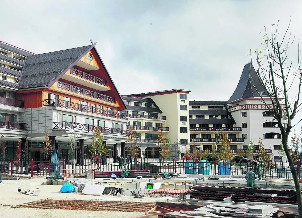 Hotel Gołębiewski Karpacz, kiedy powstał, to nowoczesny kompleks z charakterystyczną architekturą. Widać prace budowlane.