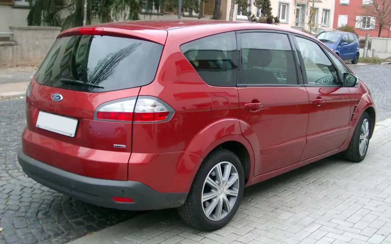 Czerwony Ford S-Max na zdjęciu, jego wymiary pozwalają na komfortowe podróżowanie.