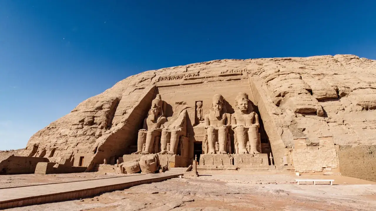 Gigantescas estatuas de Rams&eacute;s II flanquean la entrada del templo excavado en la roca en Abu Simbel, Egipto.
