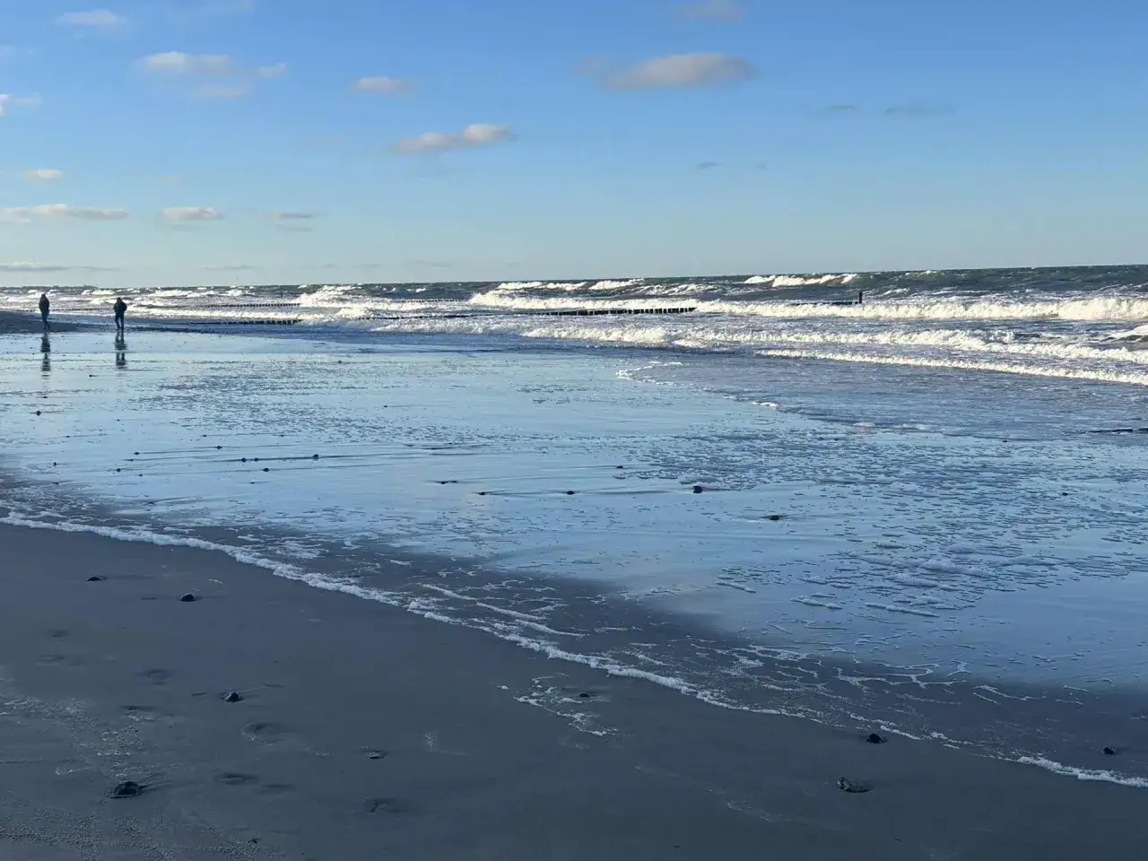 Spacerem po plaży, gdy fale rozbijają się o brzeg. Właśnie wtedy jest najwięcej jodu w powietrzu, idealnie na oddech.