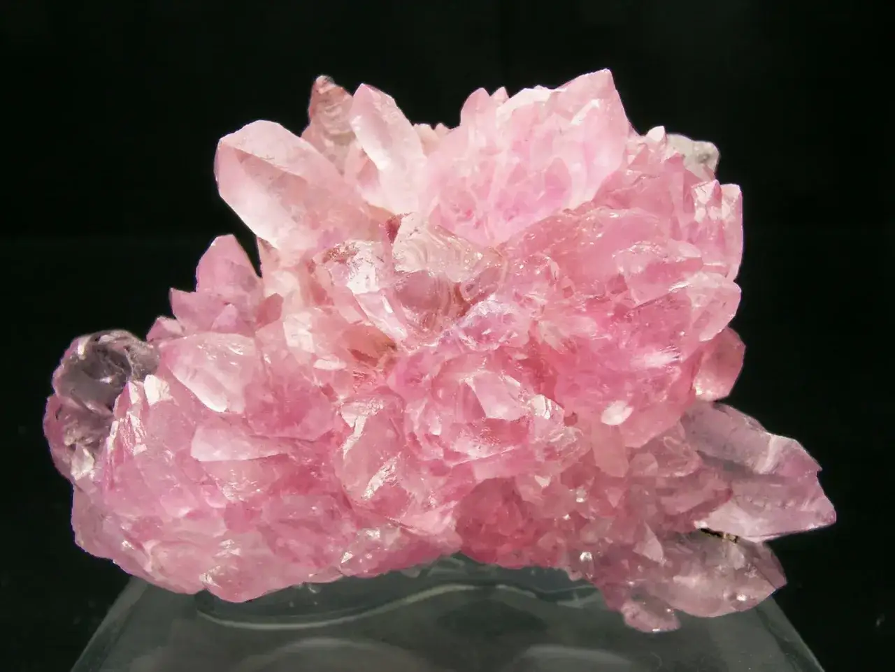 Cristales de cuarzo rosa, algunos transl&uacute;cidos y otros opacos, que explican porque el cuarzo rosa se pone blanco.