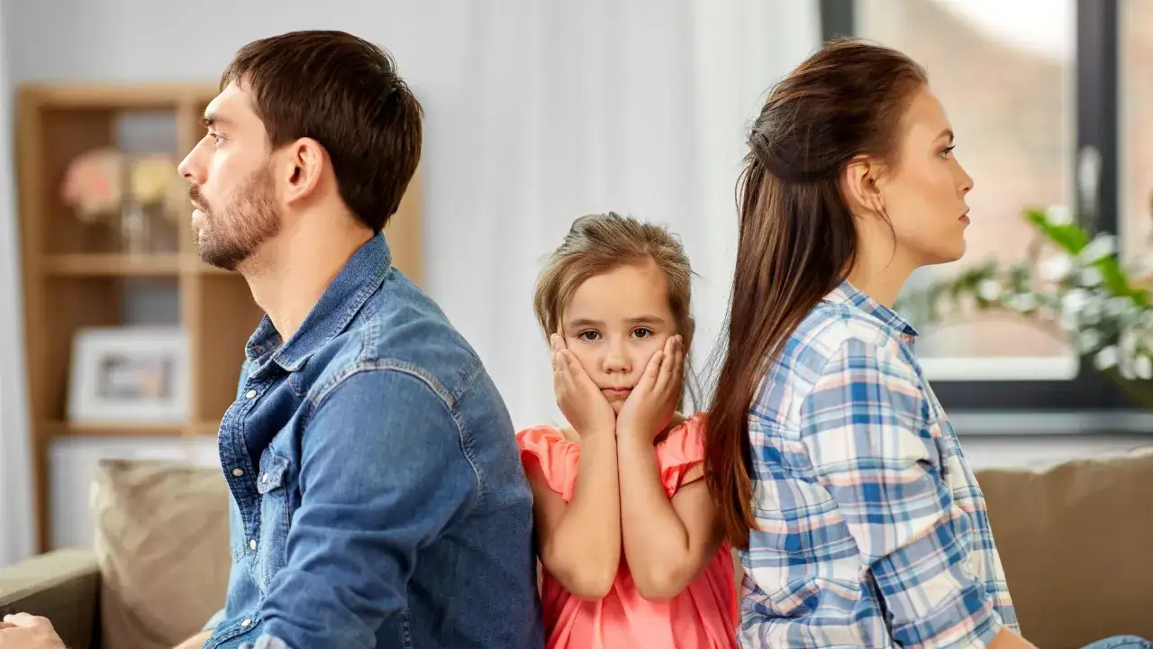 Smutne dziecko rozw&oacute;d rodzic&oacute;w, psycholog dziecięcy